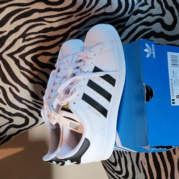 Adidas NWT Superstar - Picture 3 of 4